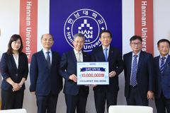 먼저 간 딸의 후배들에게 전하는 장학금