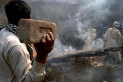 방글라데시 기독교인 집 ‘방화’… 불타지 않은 성경 화제