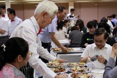앞치마 맨 원로, 서빙하는 주강사… 훈훈함 더한 ‘위 브릿지’