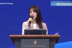 가수 이수영 “피투성이라도, 살아 있으라”