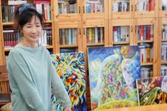 “예배 중 영감을 즉석 그림으로”… 유명 아티스트 자넷 현의 ‘깜짝 거리 전시’