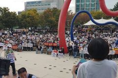 인천 퀴어축제, 허가 못 받고도 강행… 시민 수천 명 반발