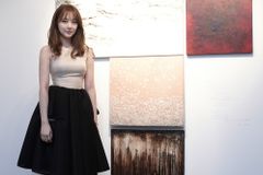 배우 윤은혜 씨, 기도하며 직접 그린 작품 전시