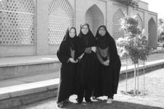 베일 착용하지 않았다고 죽음까지 … 이란 시위 점차 격화