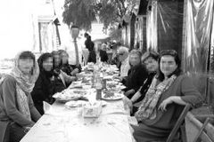 미니스커트 입던 이란 여성들, 혁명 때는 ‘베일 쓰고’ 거리로