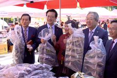 도농직거래 사역박람회 방문한 사랑의교회 오정현·오정호 목사