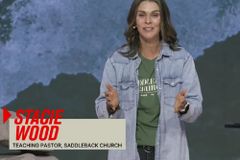 ‘여목사 안수 논란’ 美 새들백교회, 이번엔 담임 사모를 ‘교육목사’로