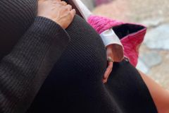 배우 지소연 SNS에 #임산부그램 태그, ‘D라인 근황’