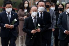 ‘이태원 참사’ 한교총·7대 종단 대표자들, 서울광장 합동분향소 조문