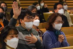 자녀는 수능 시험 중, 엄마 아빠는 기도 중