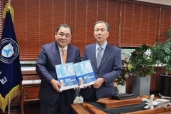 김준곤 목사 학술심포지엄 논문집 총신대에 기증