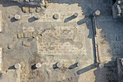 고고학자들, 갈릴리 인근 ‘불탄교회’에서 초대 비문 발견