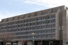 美 법원, 행정부의 ‘성전환 시술 지원 명령’ 금지