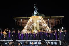 여야 의원들, 국회에서 성탄 트리 함께 밝히다