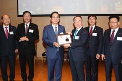 축하받는 한교총 이영훈 새 대표회장