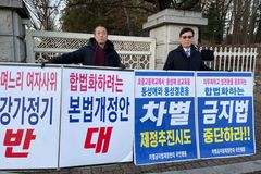 “손주가 동성애 물어”… 오덕교 교수, 차별금지법 반대 1인 시위