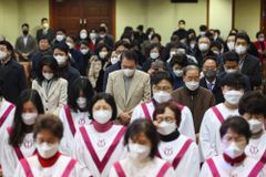 성탄예배서 기도하는 윤석열 대통령과 김건희 여사