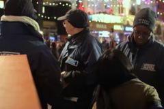 英 거리 목회자들, 성탄절에 도시 순찰하며 봉사