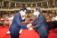 축하받는 이영훈 한교총 대표회장
