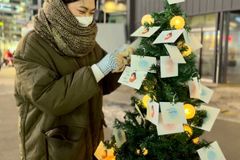 대학생들, 신촌 거리에서 태아소원트리 이벤트 진행