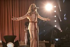 로렌 데이글 “소외된 어린이, 노인 돕는 단체에 60만 달러 기부”