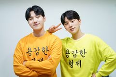 가수 김민석·배우 김우석, 연예인 형제 최초 사랑의열매 ‘나눔리더’되다