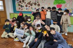 굿피플, 송수초등학교 3학년 3반에 ‘좋은 학생, 좋은 기부’ 현판 전달