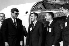 NASA 청소부, 케네디 대통령에 “인류의 달 착륙 돕는 중”