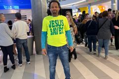 美 대형 쇼핑몰, ‘예수 구원’ 적힌 옷 입은 남성 입장 제지