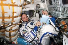 美 NASA 우주인 “창조주는 하나님… 성경과 과학 조화 이뤄”