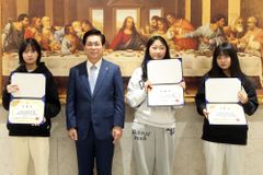 여의도순복음교회, 행인 목숨 구한 여학생들에 ‘선행상’ 수여