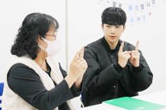 배우 강훈, ‘수어톡톡’ 캠페인 참여… 매달 수어 표현 소개