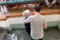 파킨슨병 앓는 77세 英 여성 침례 영상 화제