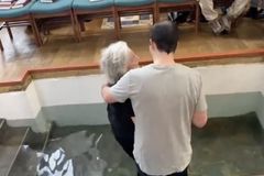 파킨슨병 앓는 77세 여성 세례받는 영상, 감동 전해