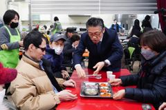 웃음꽃 피운 시각장애인들… ‘오병이어 기적의 도시락’ 출범