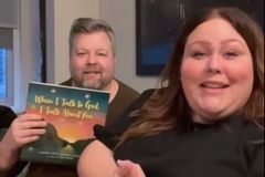 美 배우 크리시 메츠 “기도, 힘든 순간 날 지탱하는 힘”