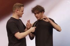 美 퀴어 가수, 벧엘교회서 세례받아… “예수님이 내 구주”