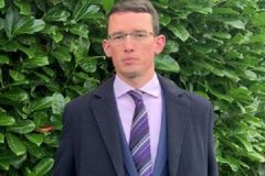 英 법원, ‘성중립 대명사’ 사용 거부해 수감된 교사 항소심 판결 유보