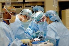 미국인 과반수, ‘미성년 성전환 수술 금지법’ 찬성