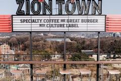 찬양팀이 악기를 내려놓고 햄버거를 굽게 된 까닭은