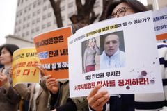 “‘성기 달린 남성’도 여성으로 인정? 결국 피해는 여성들만”