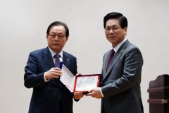 국회조찬기도회, 이영훈 목사에게 ‘제헌국회기도문패’ 전달