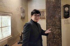 화려한 조명이 감싸는 명동, 그 뒷골목을 걷다