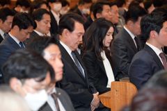 [포토] 기도하는 윤석열 대통령과 김건희 여사