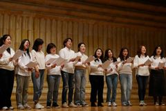 아이유 ‘피처링’ 참여, 장애 아동 위한 ‘한 걸음’ 뮤비 공개