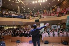 “목사님~! 여기 좀 봐 주세요??”