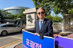 ‘1인 시위’ 장신대 김운용 총장 “차별금지법, 사회적 근간 흔들 것”