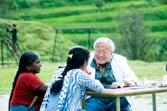 히말라야를 오르는 백발 의사의 ‘유쾌한’ 이야기