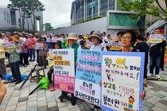 “학교 도서관과 공공도서관에 동성애 책들이…”