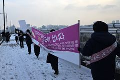 ‘태아 죽이는 의원’ 명단 적힌 현수막 들고 한파 속 행진